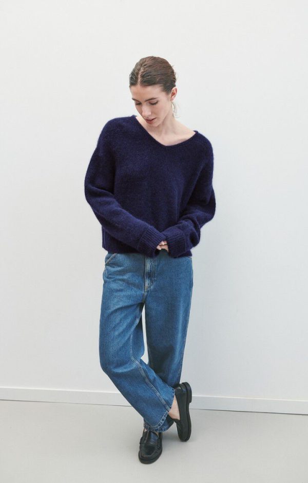 AV East 18 Knit in Navy Online